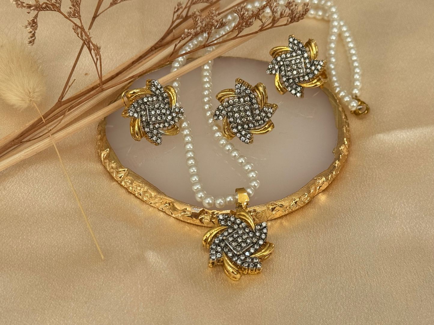 Star shaped american diamond locket set